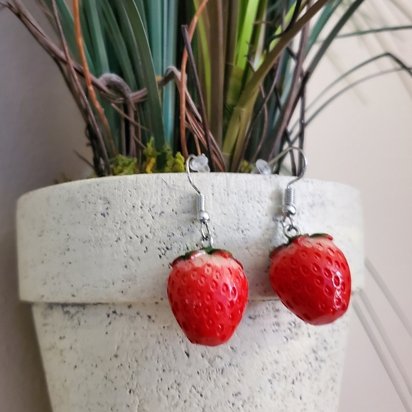 Small Strawberry Earrings - Picture 5 of 8